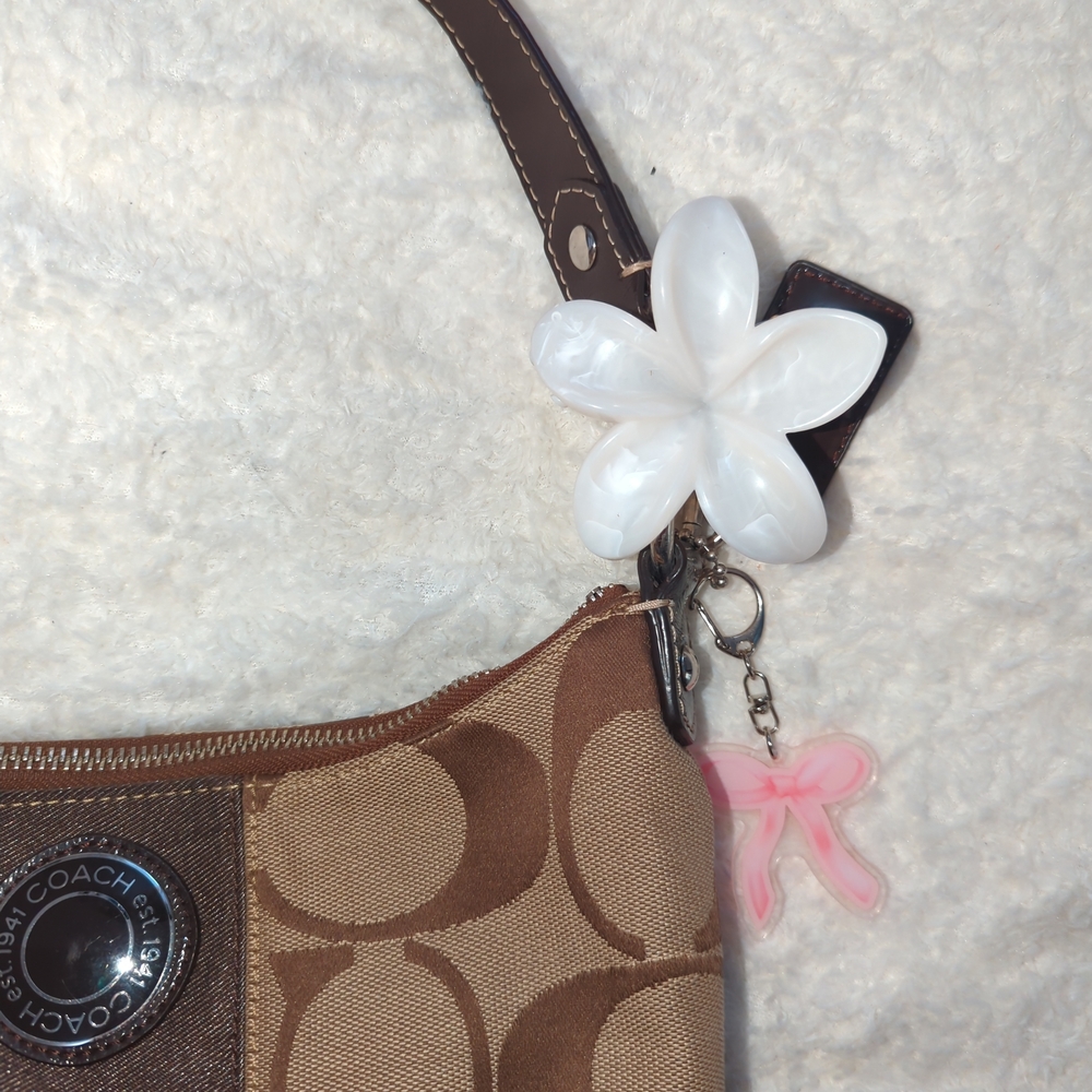 White Marble Effect Flower Claw Clip For Purse And Bow Keychain Combo Bundle